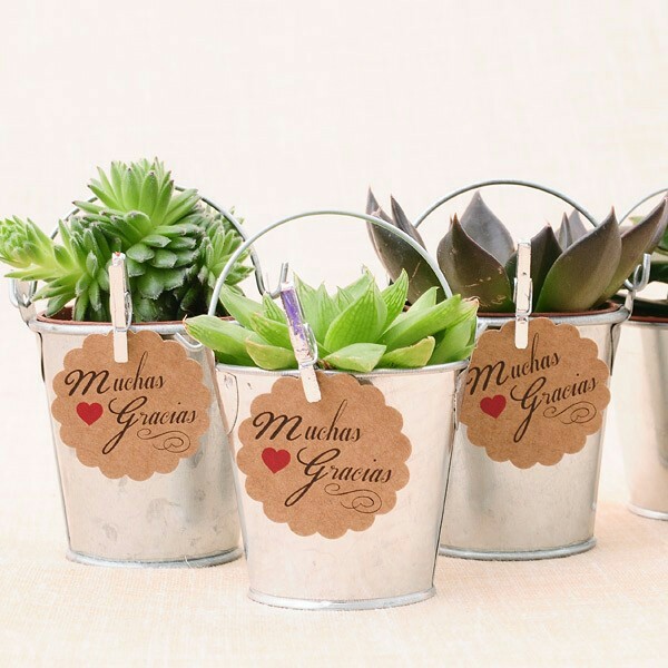 Подарки гостям на свадьбе – миниатюрные вазы с цветами с гравировкой